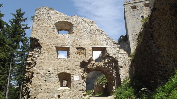 Hrad Lietava Autor: hrady-zamky.sk źródło: https://www.hrady-zamky.sk/obrazky/lietava/lietava3.jpg