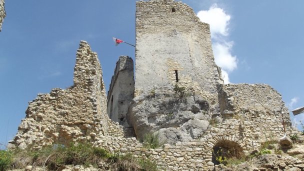 Hrad Lietava Autor: hrady-zamky.sk źródło: https://www.hrady-zamky.sk/obrazky/lietava/lietava10.jpg