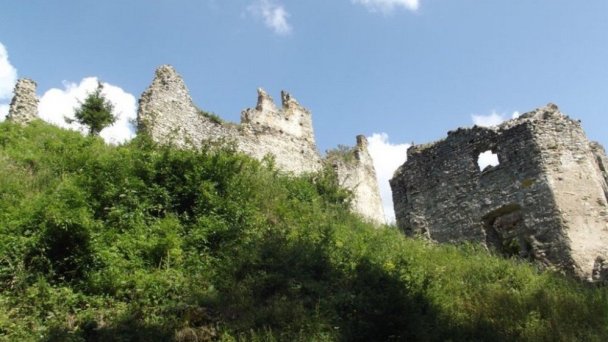 hrad sklabina Autor: hrady-zamky.sk źródło: https://www.hrady-zamky.sk/obrazky/sklabina/sklabina8.jpg