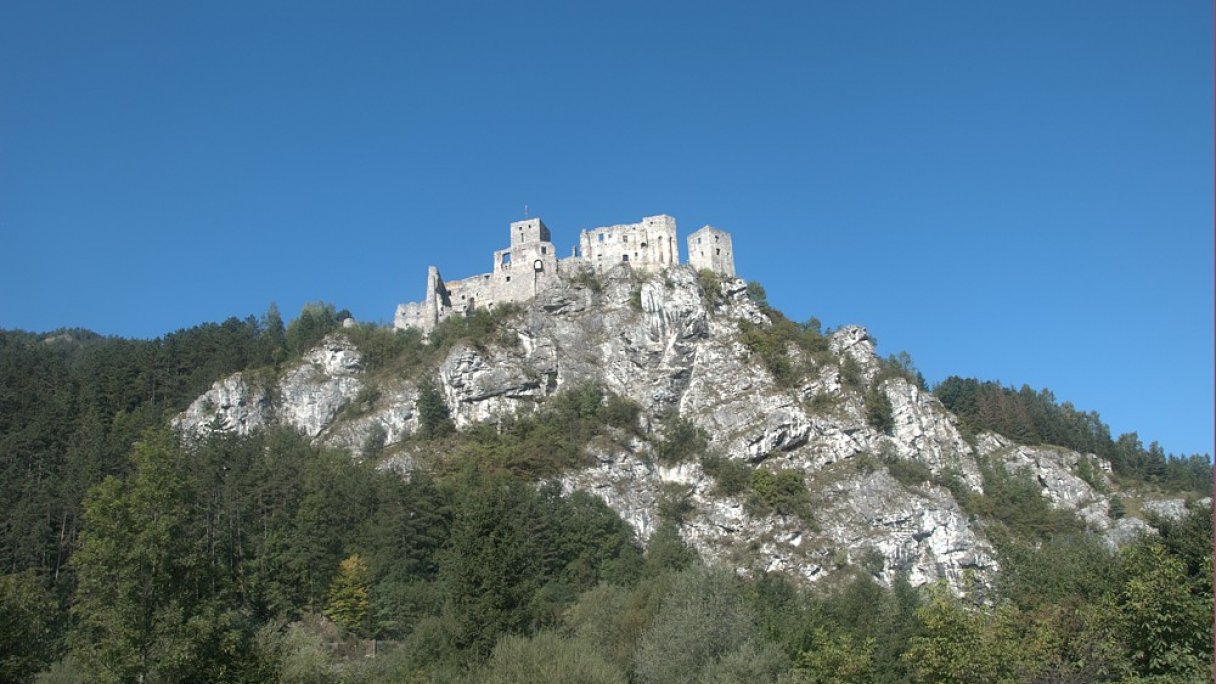 Hrad Strečno Autor: Schliemann źródło: https://upload.wikimedia.org/wikipedia/commons/3/3b/Stre%C4%8Dno_castle_Slovakia_Frontlook.jpg