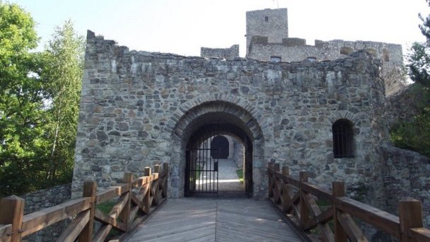 Hrad Strečno Autor: hrady-zamky.sk źródło: https://www.hrady-zamky.sk/obrazky/strecno/strecno3.jpg