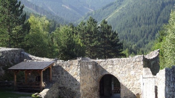 Hrad Strečno Autor: hrady-zamky.sk źródło: https://www.hrady-zamky.sk/obrazky/strecno/strecno5.jpg