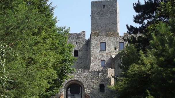 Hrad Strečno Autor: hrady-zamky.sk źródło: https://www.hrady-zamky.sk/obrazky/strecno/strecno4.jpg