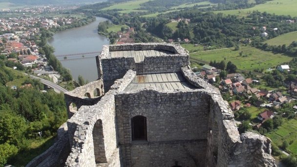 Hrad Strečno Autor: hrady-zamky.sk źródło: https://www.hrady-zamky.sk/obrazky/strecno/strecno10.jpg