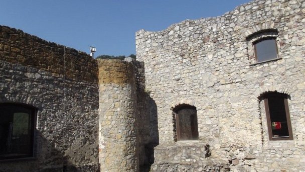 Hrad Strečno Autor: hrady-zamky.sk źródło: https://www.hrady-zamky.sk/obrazky/strecno/strecno8.jpg