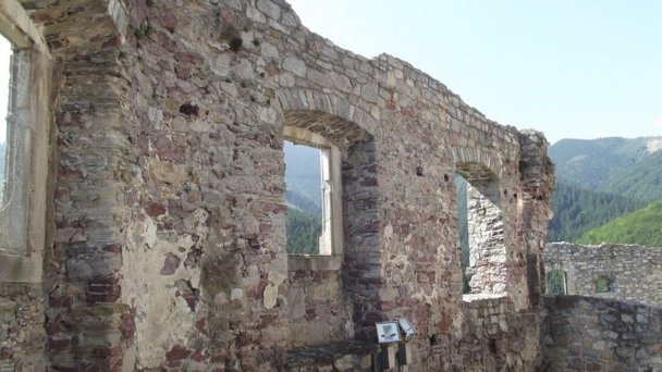 Hrad Strečno Autor: hrady-zamky.sk źródło: https://www.hrady-zamky.sk/obrazky/strecno/strecno12.jpg