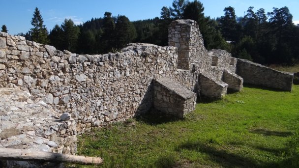 vonkajší múr kostola sv. Jana Krstiteľa a sv. Margity Autor: Jerzy Opioła źródło: https://sk.wikipedia.org/wiki/Kl%C3%A1%C5%A1torisko#/media/S%C3%BAbor:Kl%C3%A1%C5%A1torisko_2_SR1.jpg