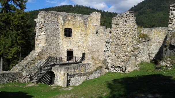 Hrad Likava Autor: hrady-zamky.sk źródło: https://www.hrady-zamky.sk/obrazky/likava/uzi6.jpg