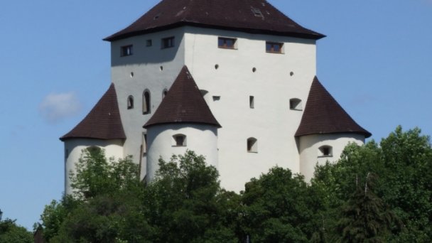 Nový zámok Autor: Pudelek źródło: https://upload.wikimedia.org/wikipedia/commons/thumb/1/13/Bansk%C3%A1_%C5%A0tiavnica_-_Nov%C3%BD_z%C3%A1mok1.jpg/800px-Bansk%C3%A1_%C5%A0tiavnica_-_Nov%C3%BD_z%C3%A1mok1.jpg