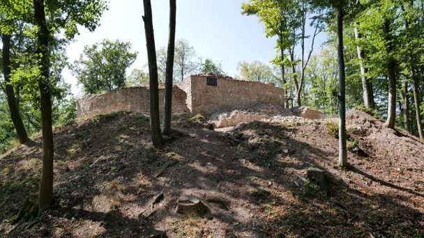 Obišovský hrad Autor: http://www.keturist.sk/info/obisovsky-hrad/ źródło: http://www.keturist.sk/info/wp-content/uploads/2018/08/3-800x450.jpg