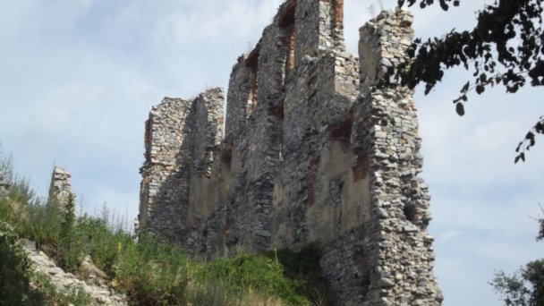 hrad oponice 2 Autor: hrady-zamky.sk źródło: https://www.hrady-zamky.sk/obrazky/oponicky-hrad/oponicky-hrad8.jpg