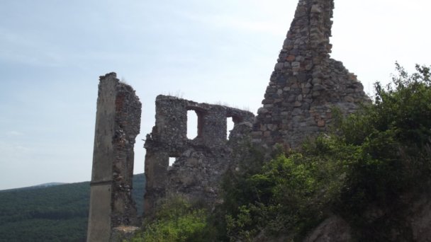hrad oponice 3 Autor: hrady-zamky.sk źródło: https://www.hrady-zamky.sk/obrazky/oponicky-hrad/oponicky-hrad23.jpg