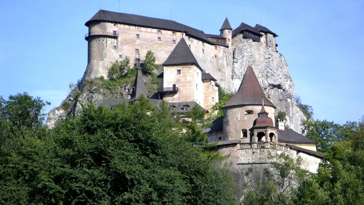 Oravský hrad Autor: Wojsyl źródło: https://upload.wikimedia.org/wikipedia/commons/thumb/9/94/Slovakia_Oravsky_Podzamok.jpg/800px-Slovakia_Oravsky_Podzamok.jpg