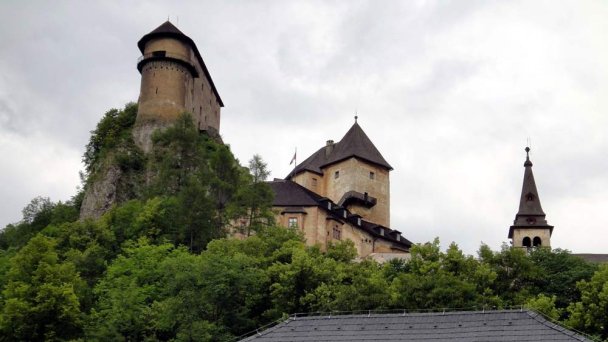 Oravský hrad Autor: Jan kaláb źródło: https://www.flickr.com/photos/pitel/9374771369/in/photolist-XmptDr-Xmptqk-fhq9V8-fhEqch-fhq9NP-fhq9Hv-fhq9Lp-fhq9Tn-fhEqd5-fhEqeY-fhq9DT-fhEqf9-fhEqeJ-fhEq2b-fhq9Gz-vYMfQw-vYM6LE-wfJHWE-vjnjmm-vYM4Es-wgPPWZ-vjvUmi-vYTJtr-wgQ3pz
