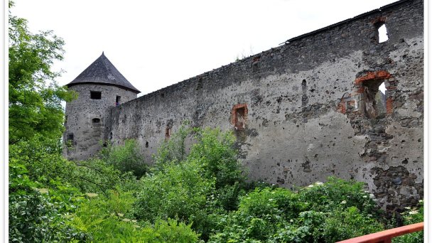 Pevnosť Bzovík Autor: János Korom Dr. źródło: https://www.flickr.com/photos/korom/3651477898/sizes/l/