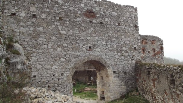 plavecky hrad 3 Autor: hrady-zamky.sk źródło: https://www.hrady-zamky.sk/obrazky/plavecky-hrad/plavecky-hrad14.jpg