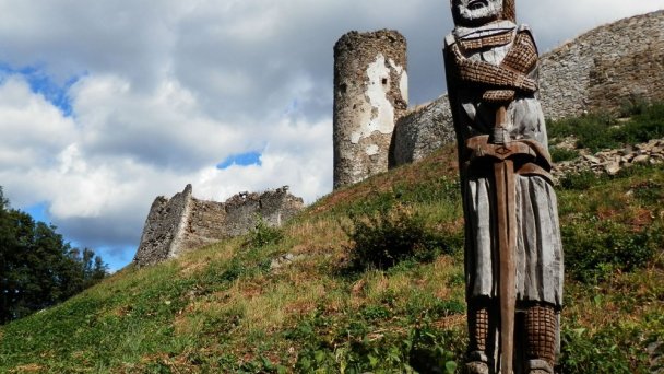 Šarišský hrad Autor: Jozef Kotulič źródło: https://upload.wikimedia.org/wikipedia/commons/thumb/3/3b/BuildingCastleWMPSaris13Slovakia62.JPG/800px-BuildingCastleWMPSaris13Slovakia62.JPG