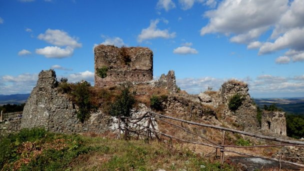 Šarišský hrad - Južné hradby Autor: Jozef Kotulič źródło: https://upload.wikimedia.org/wikipedia/commons/thumb/f/f2/BuildingCastleWMPSaris13Slovakia40.JPG/800px-BuildingCastleWMPSaris13Slovakia40.JPG