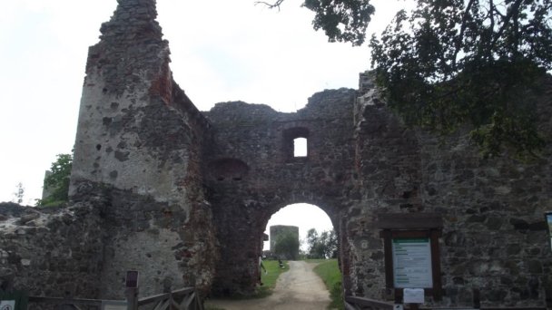 Šarišský hrad - vstupná brána Autor: hrady-zamky.sk źródło: https://www.hrady-zamky.sk/obrazky/sarissky-hrad/sarissky-hrad2.jpg