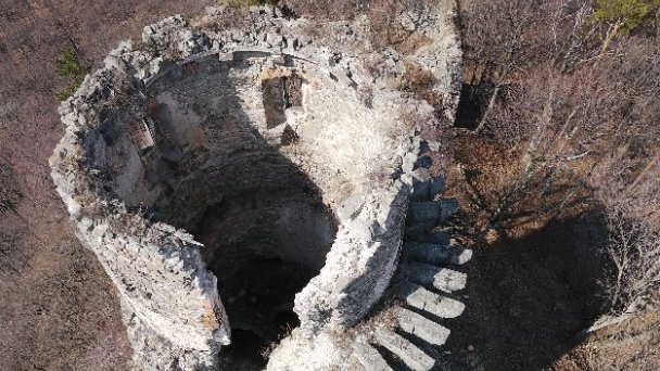 Hrad Slanec - veža źródło: http://www.hradslanec.sk/wp-content/gallery/public/slanec-veza1.jpg