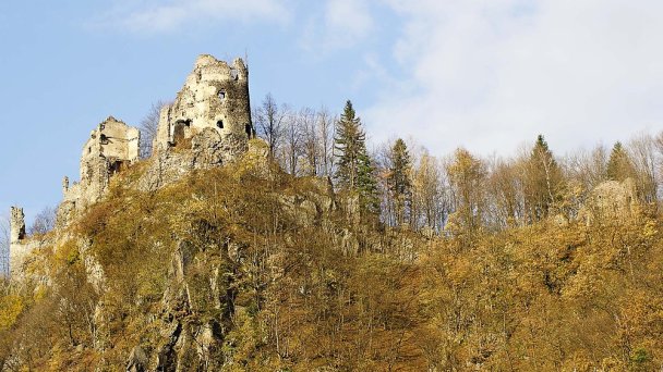 Starhrad Autor: Rudo Mlich źródło: https://upload.wikimedia.org/wikipedia/commons/d/dc/Starhrad_v_jeseni.jpg