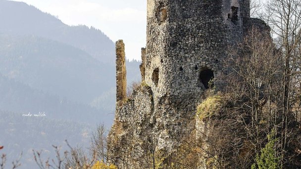 Starhrad Autor: Rudo Mlich źródło: https://upload.wikimedia.org/wikipedia/commons/9/94/Starhrad_ve%C5%BEa.jpg