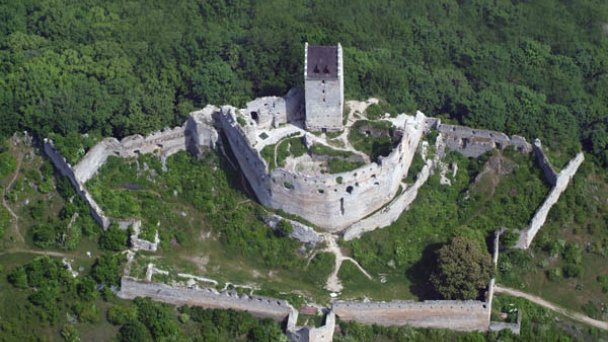 Topoľčiansky hrad 2 Autor: Civertan źródło: https://upload.wikimedia.org/wikipedia/commons/a/a0/Nagytapolcsanycivertanlegi.jpg Topoľčiansky hrad 2 Autor: Civertan źródło: https://upload.wikimedia.org/wikipedia/commons/a/a0/Nagytapolcsanycivertanlegi.jpg