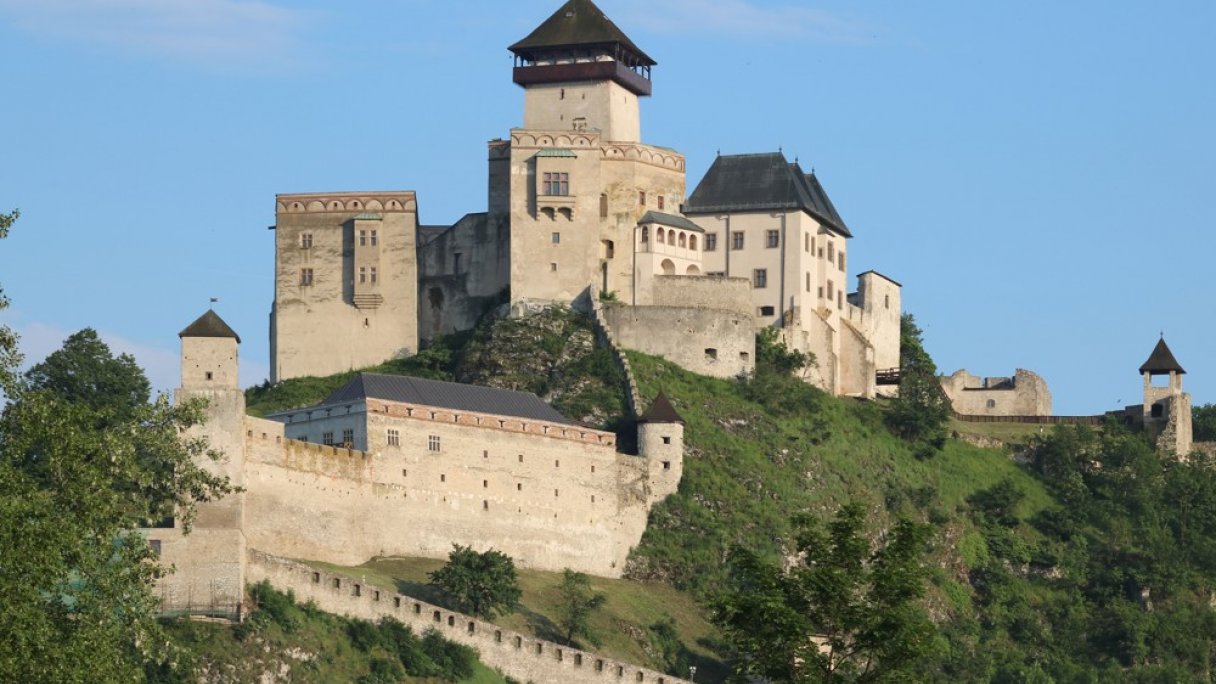 Trenčiansky hrad Autor: Ingo Mehling źródło: https://upload.wikimedia.org/wikipedia/commons/thumb/d/d3/Trencin_Castle_030.jpg/800px-Trencin_Castle_030.jpg