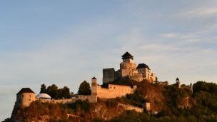 Trenčiansky hrad Autor: Zuzana Chuda, hrady-zamky.sk źródło: https://www.hrady-zamky.sk/obrazky/trencin/uzi1.jpg
