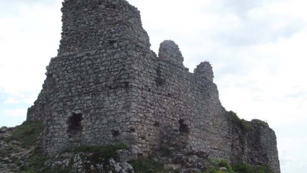 Turniansky hrad Autor: hrady-zamky.sk źródło: https://www.hrady-zamky.sk/obrazky/turniansky-hrad/turniansky-hrad10.jpg