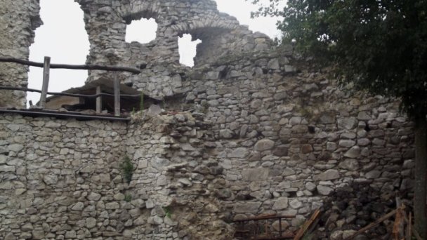 viniansky hrad 3 Autor: hrady-zamky.sk źródło: https://www.hrady-zamky.sk/obrazky/viniansky-hrad/viniansky-hrad20.jpg
