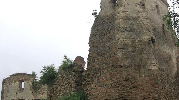 Hrad Zborov Autor: Pelex źródło: https://upload.wikimedia.org/wikipedia/commons/thumb/b/be/Veza_Zborovskeho_hradu.jpg/800px-Veza_Zborovskeho_hradu.jpg