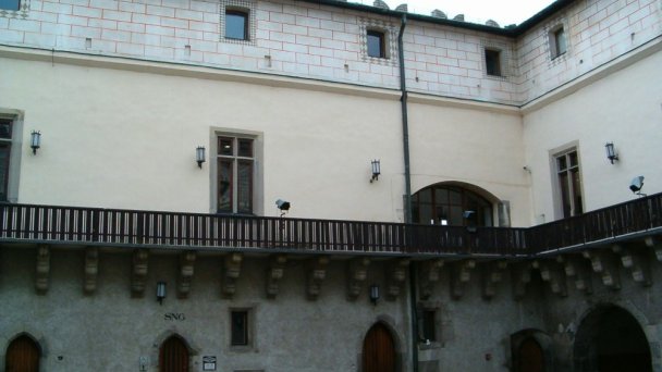 Nádvorie s hradnou studňou Autor: User: (WT-shared) Strapontin źródło: https://upload.wikimedia.org/wikipedia/commons/thumb/f/fe/Zvolen_Castle_court.jpg/800px-Zvolen_Castle_court.jpg Nádvorie s hradnou studňou Autor: User: (WT-shared) Strapontin źródło: https://upload.wikimedia.org/wikipedia/commons/thumb/f/fe/Zvolen_Castle_court.jpg/800px-Zvolen_Castle_court.jpg