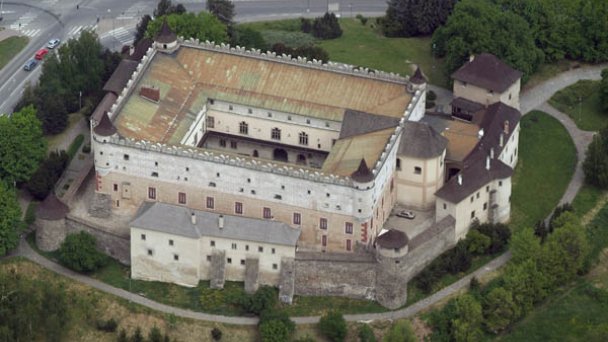 Vzdušný pohľad z južnej strany Autor: Civertan źródło: https://upload.wikimedia.org/wikipedia/commons/0/04/Zolyomcivertanlegi1.jpg Vzdušný pohľad z južnej strany Autor: Civertan źródło: https://upload.wikimedia.org/wikipedia/commons/0/04/Zolyomcivertanlegi1.jpg