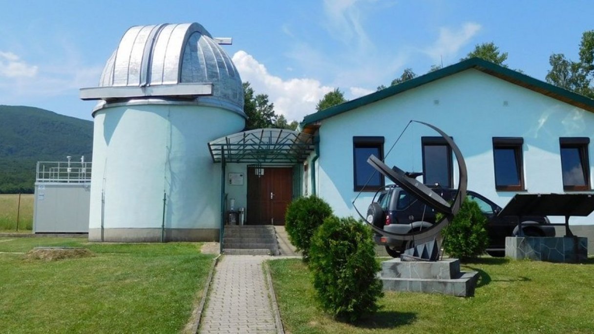 Astronomické observatórium na Kolonickom sedle źródło: http://www.astrokolonica.sk/wp-content/uploads/2018/08/hl-budova.jpg