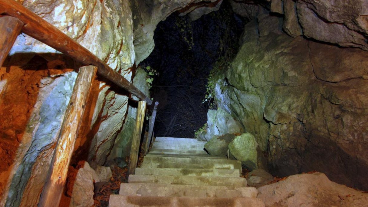 Jaskinia Zła Dziura 1 Autor: Zlá diera źródło: https://slovenskycestovatel.sk/item/jaskyna-zla-diera