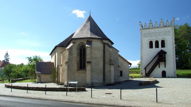 Kostol a zvonica nedaleko Kaštieľa v Strážkach źródło: wikipedia.org/wiki/Kaštieľ_v_Strážkach