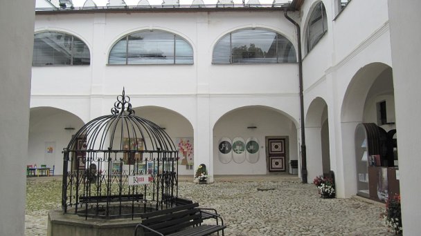 Kaštiel Strážky Autor: Palickap źródło: https://upload.wikimedia.org/wikipedia/commons/7/7e/Str%C3%A1%C5%BEky%2C_ka%C5%A1tiel_05.jpg