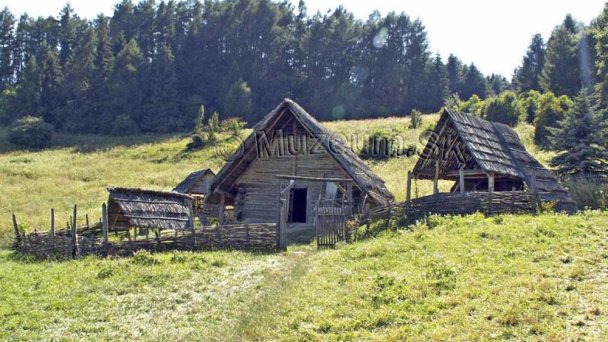 Muzeum Archeologiczne w przyrodzie Liptovská Mara - Havránok 3 źródło: https://www.muzeum.sk/archeologicke-muzeum-v-prirode-liptovska-mara-havranok.html