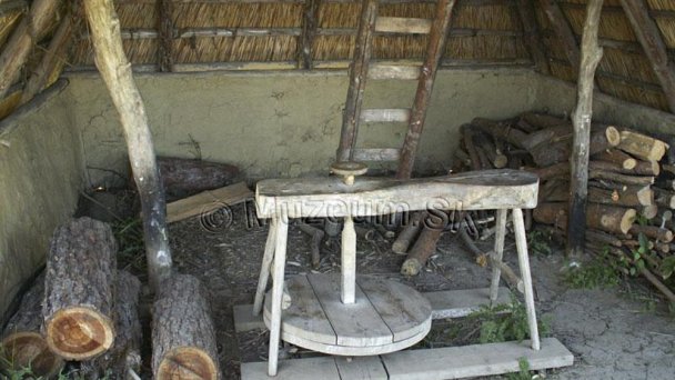 Muzeum Archeologiczne w przyrodzie Liptovská Mara - Havránok 5 źródło: https://www.muzeum.sk/archeologicke-muzeum-v-prirode-liptovska-mara-havranok.html