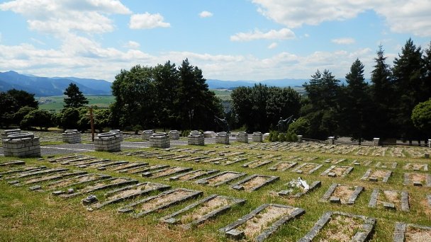 Háj-Nicovô Autor: Ing.Mgr.Jozef Kotulič źródło: https://upload.wikimedia.org/wikipedia/commons/thumb/f/fe/MilitaryCemetery15Slovakia13.JPG/800px-MilitaryCemetery15Slovakia13.JPG