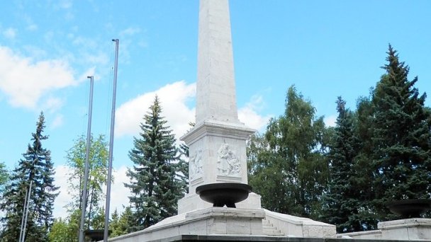 Pamätník Autor: Ing.Mgr.Jozef Kotulič źródło: https://upload.wikimedia.org/wikipedia/commons/thumb/e/eb/MilitaryCemetery15Slovakia60.JPG/800px-MilitaryCemetery15Slovakia60.JPG
