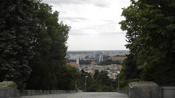 Slavín 2 Autor: Bratislavcan85 źródło: https://upload.wikimedia.org/wikipedia/commons/thumb/4/4a/Slav%C3%ADn_Bratislava_2.JPG/800px-Slav%C3%ADn_Bratislava_2.JPG