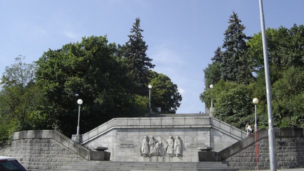 Slavín 6 Autor: Bratislavcan85 źródło: https://upload.wikimedia.org/wikipedia/commons/thumb/d/d8/Slav%C3%ADn_Bratislava_6.JPG/800px-Slav%C3%ADn_Bratislava_6.JPG