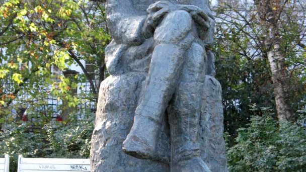 Socha Martina Kukučína źródło: https://sk.wikipedia.org/wiki/Medick%C3%A1_z%C3%A1hrada