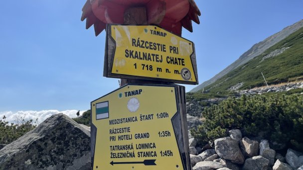 skaliste górskie jezioro 18