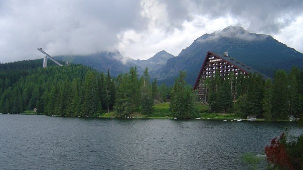 Štrbské pleso 4 Autor: Kristo~commonswiki źródło: https://upload.wikimedia.org/wikipedia/commons/thumb/8/84/Lake_of_Strbske_pleso.jpg/800px-Lake_of_Strbske_pleso.jpg