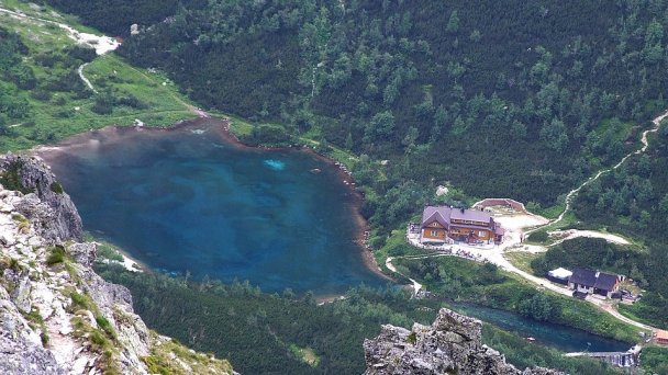 Zelené pleso s chatou Autor: Jerzy Opioła źródło: https://upload.wikimedia.org/wikipedia/commons/thumb/f/f9/Zielony_Staw_Kie%C5%BCmarski_a3.jpg/800px-Zielony_Staw_Kie%C5%BCmarski_a3.jpg Zelené pleso s chatou Autor: Jerzy Opioła źródło: https://upload.wikimedia.org/wikipedia/commons/thumb/f/f9/Zielony_Staw_Kie%C5%BCmarski_a3.jpg/800px-Zielony_Staw_Kie%C5%BCmarski_a3.jpg