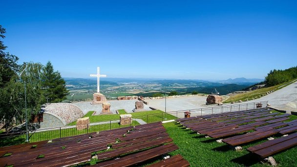 Kríž Butkov - Skalné saktuárium Božieho Milosrdenstva Autor: Facebook źródło: https://scontent.fbts7-1.fna.fbcdn.net/v/t31.0-8/20157607_1420400261377370_7461276628734059987_o.jpg?_nc_cat=100&ccb=2&_nc_sid=e3f864&_nc_ohc=_-PkyAxCqRUAX_UiNMu&_nc_ht=scontent.fbts7-1.fna&oh=4ec932df507b3839ca225efb87526ef1&oe=6000F84B