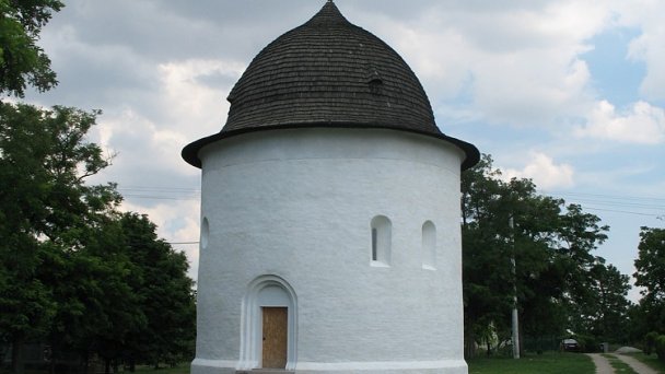 Rotunda Dvanástich apoštolov Autor: Taz666 źródło: https://upload.wikimedia.org/wikipedia/commons/d/d1/B%C3%A9ny_rotunda_1.JPG